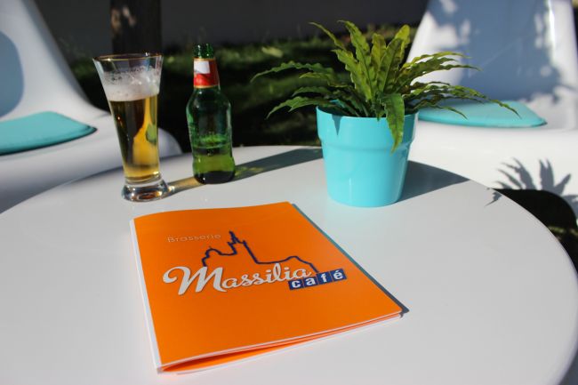 LE MASSILIA, Brasserie Marseille, a choisi une Carte Brasserie en PVC A5 de couleurs vives