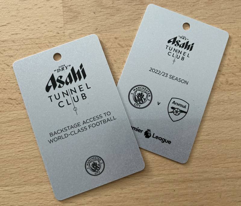 cartes en plastique avec fond argent pailleté et perforation pour club de foot à Londres Angleterre